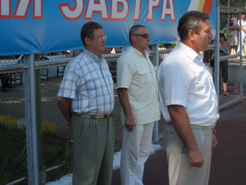 С приветствием к юным теннисистам обращается заместитель председателя комитета по физической культуре и спорту Рязанской области Павел Гамзин (крайний справа).